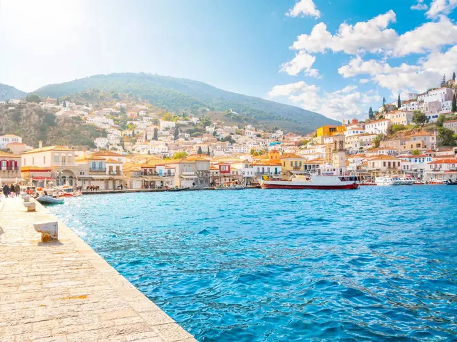 Hydra — helicopter arrival from the air
