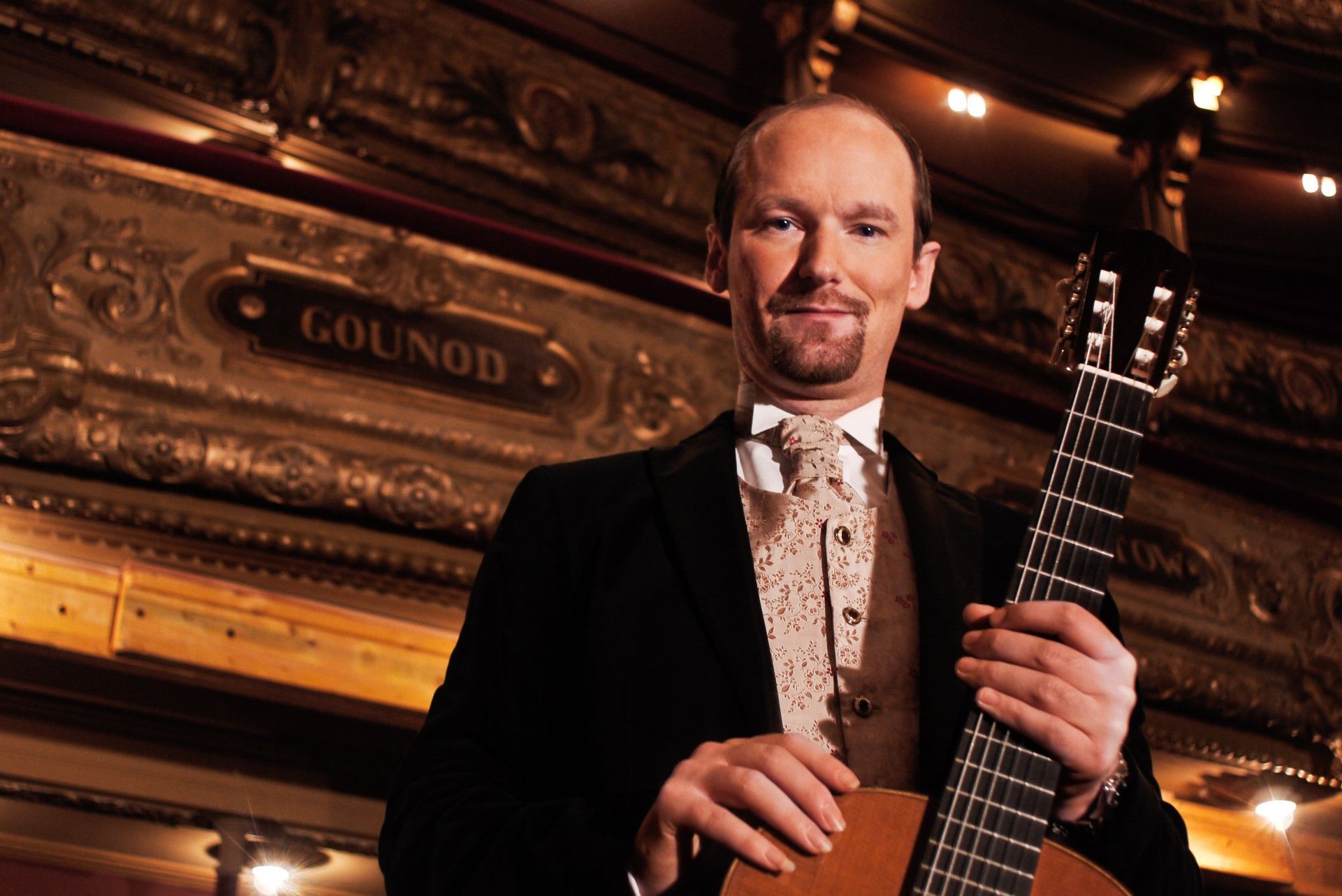 Jan Depreter in a fancy-looking concert hall looking at the reader.