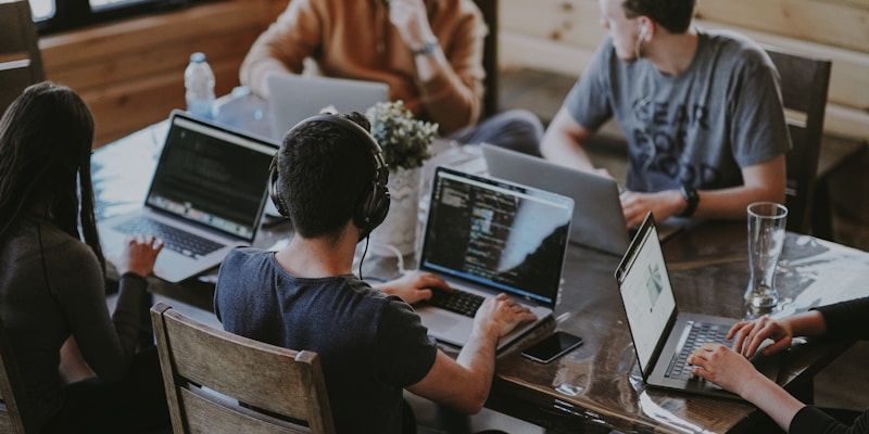 Membangun Company Culture dari Nol: Bukan Sekadar Snack Bar dan Meja Ping-Pong