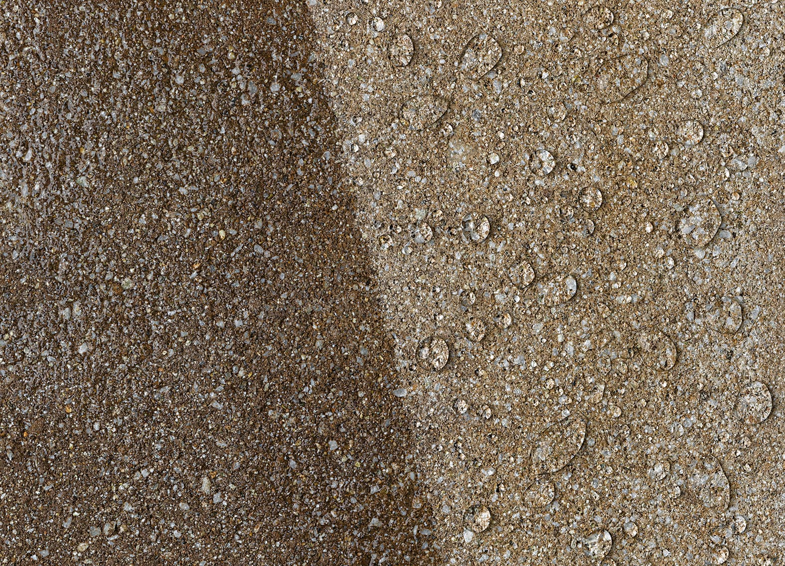 foto effetto trattato non trattato betonella a sinisitra si vede assorbimento completo dell'acqua a destra nella zona trattata le gocce fanno effetto loto