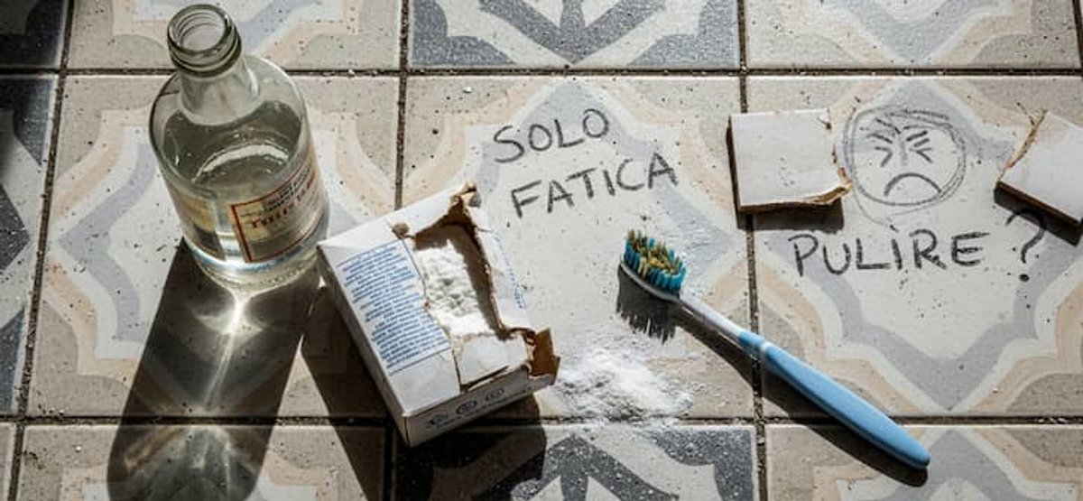 Rimedi casalinghi inefficaci come aceto, bicarbonato e spazzolino usati per la pulizia delle fughe.