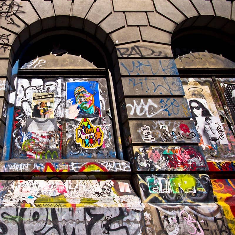 Facciata palazzo area metropolitana ricca di graffiti antiestetici