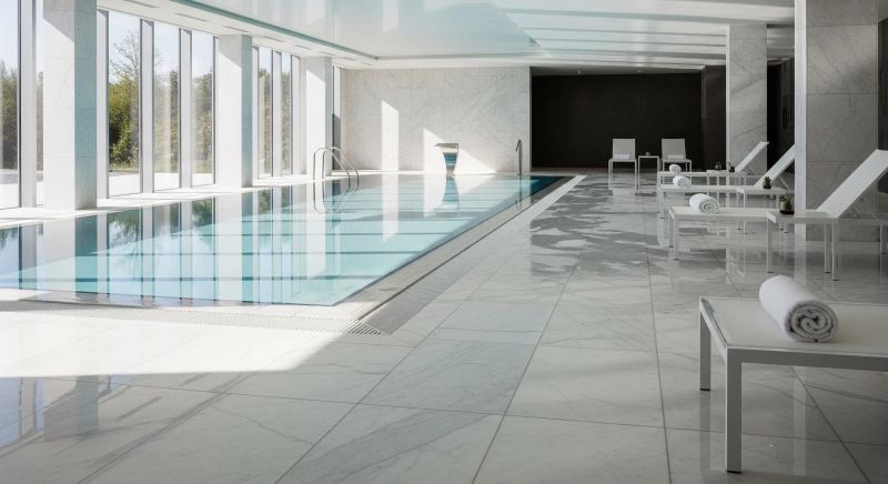 Immagine si una piscina spa con pavimento bagnato