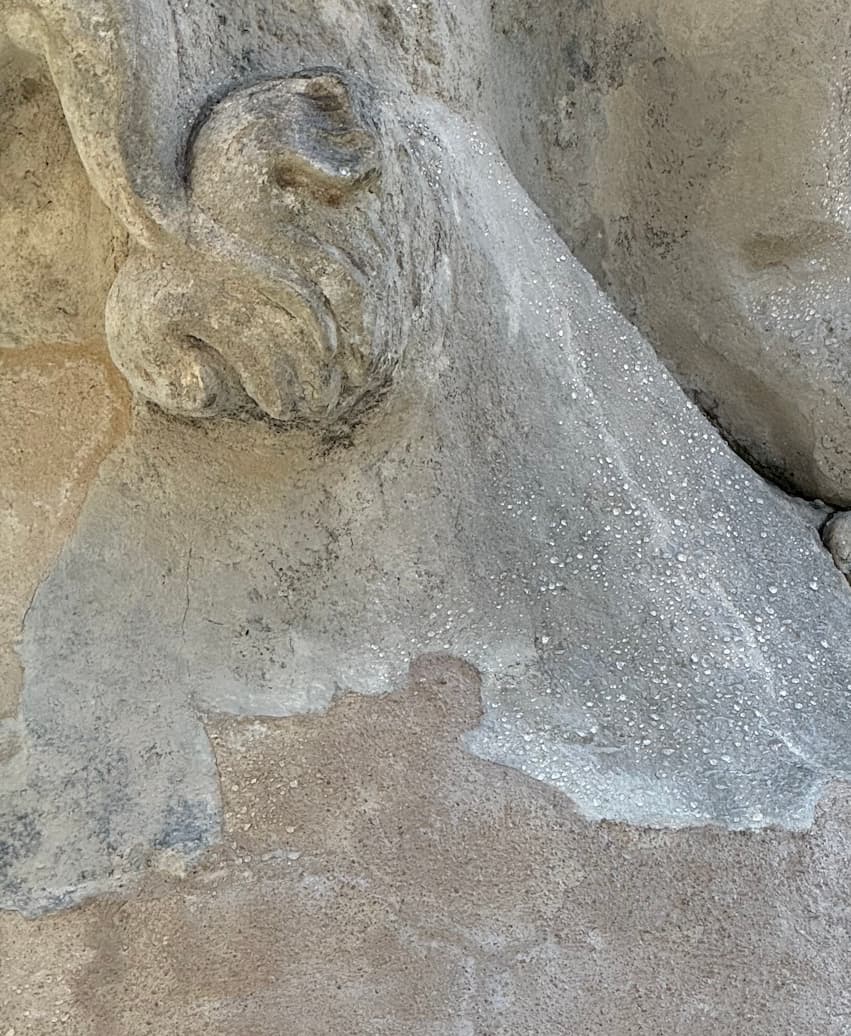 dettaglio goccie effetto loto sulla base della statua formate dagli schizzi della fontana