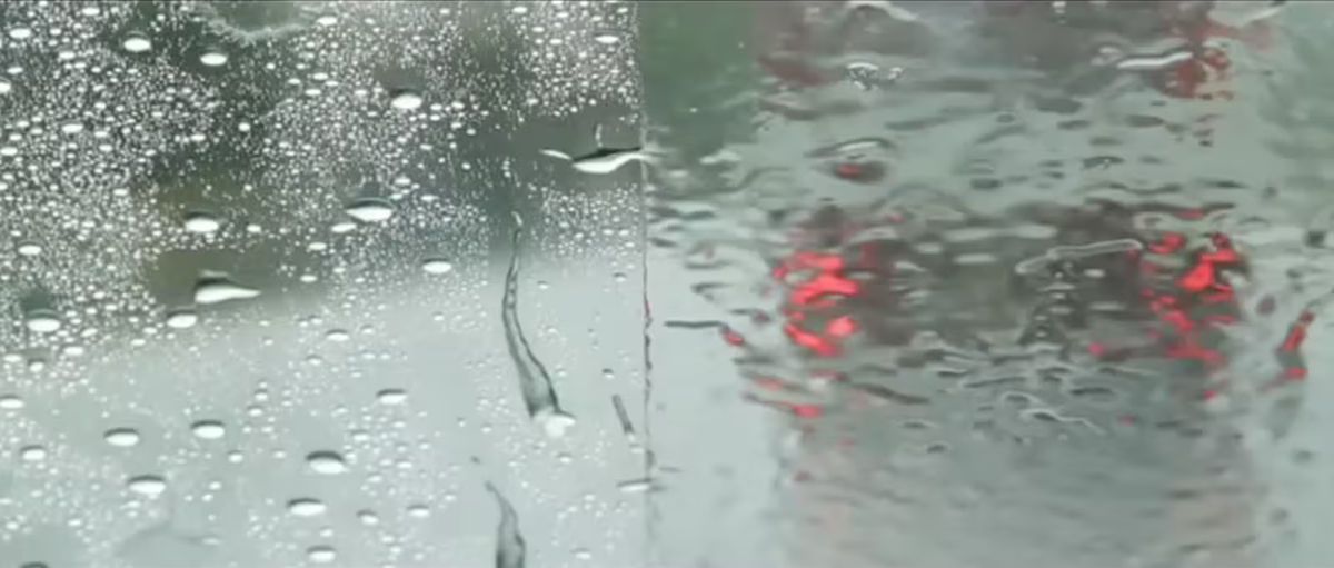 Confronto parabrezza auto con e senza trattamento nanotecnologico antipioggia Ector V-50 durante guida notturna.