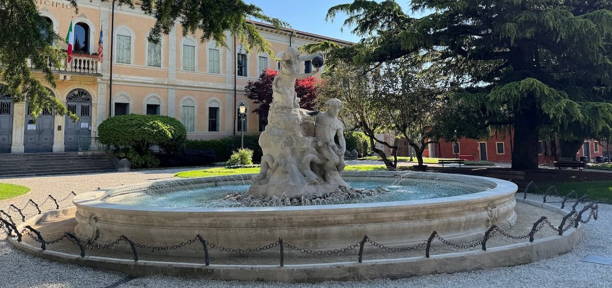 Fontana di Bacco e Arianna a Thiene prima, durante e dopo il restauro con dettaglio delle gocce d’acqua che perlano sulle superfici trattate.