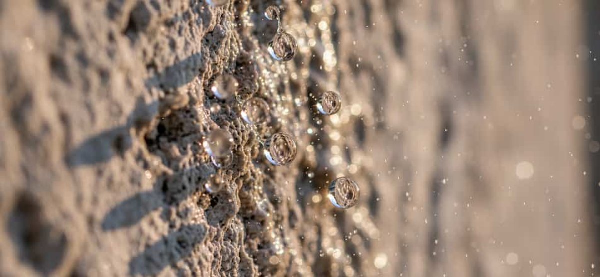 Effetto idrorepellente su pietra: le gocce d'acqua restano sferiche e non penetrano grazie alla barriera Ector RP-50.