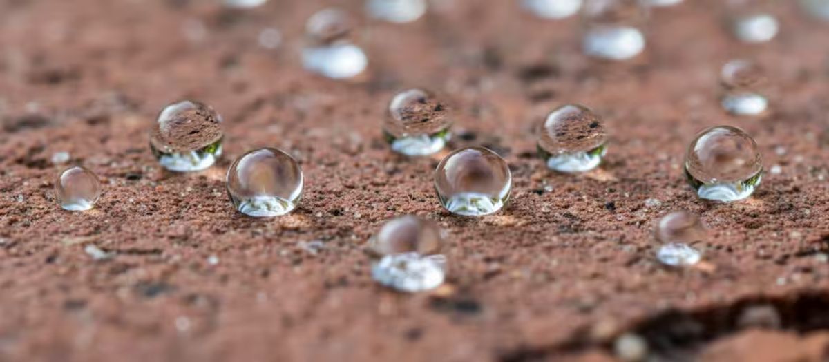 Effetto loto su muro in mattoni trattato con nanotecnologia idrorepellente Ector RP-50.