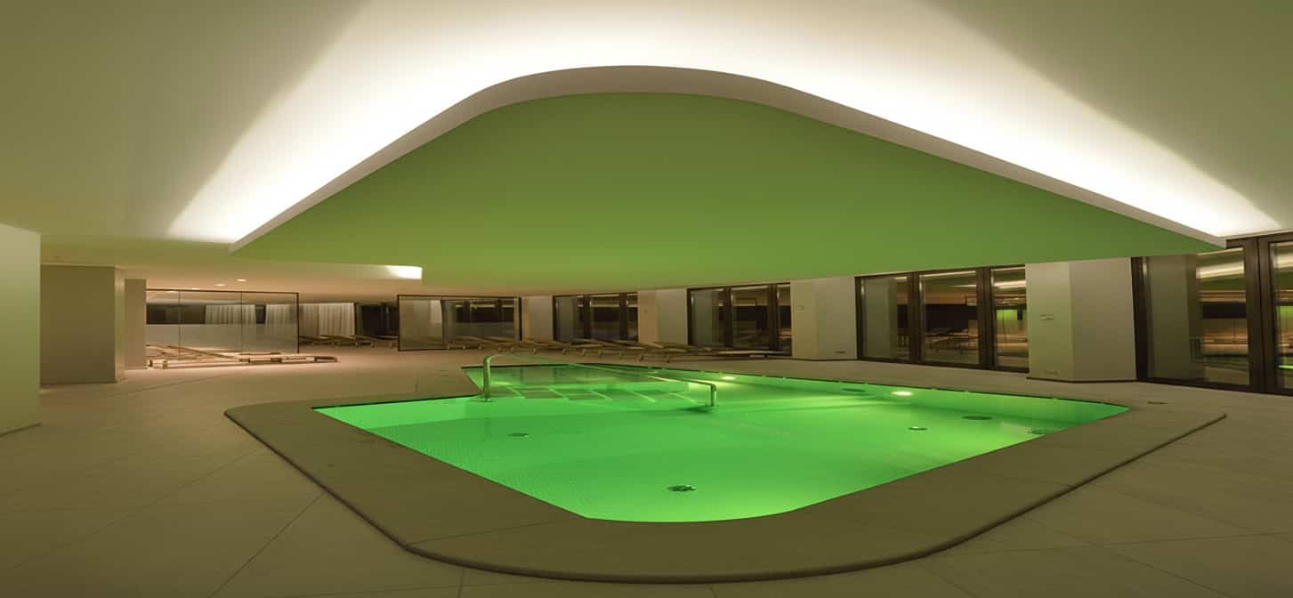 Piscina interna Terme Saint Vincent con pavimento antiscivolo trattato Tekno Touch