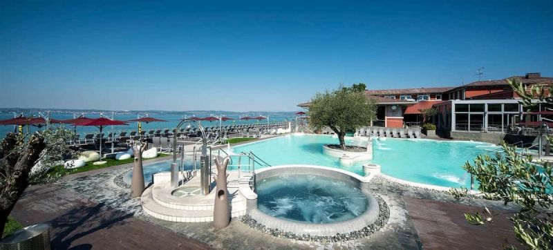 Bordo piscina in gres porcellanato trattato con antiscivolo presso Centro Benessere Termale Aquaria Sirmione