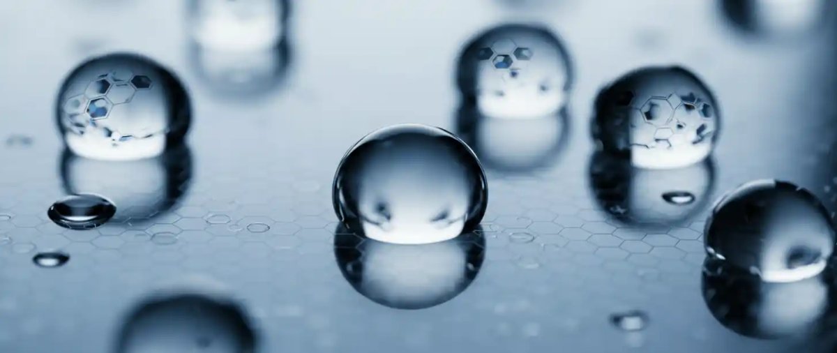 Gocce d'acqua che scivolano su superficie trattata con nanotecnologia Ector