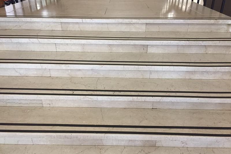 Scala ospedale S. Maria Nuova con strisce antiscivolo