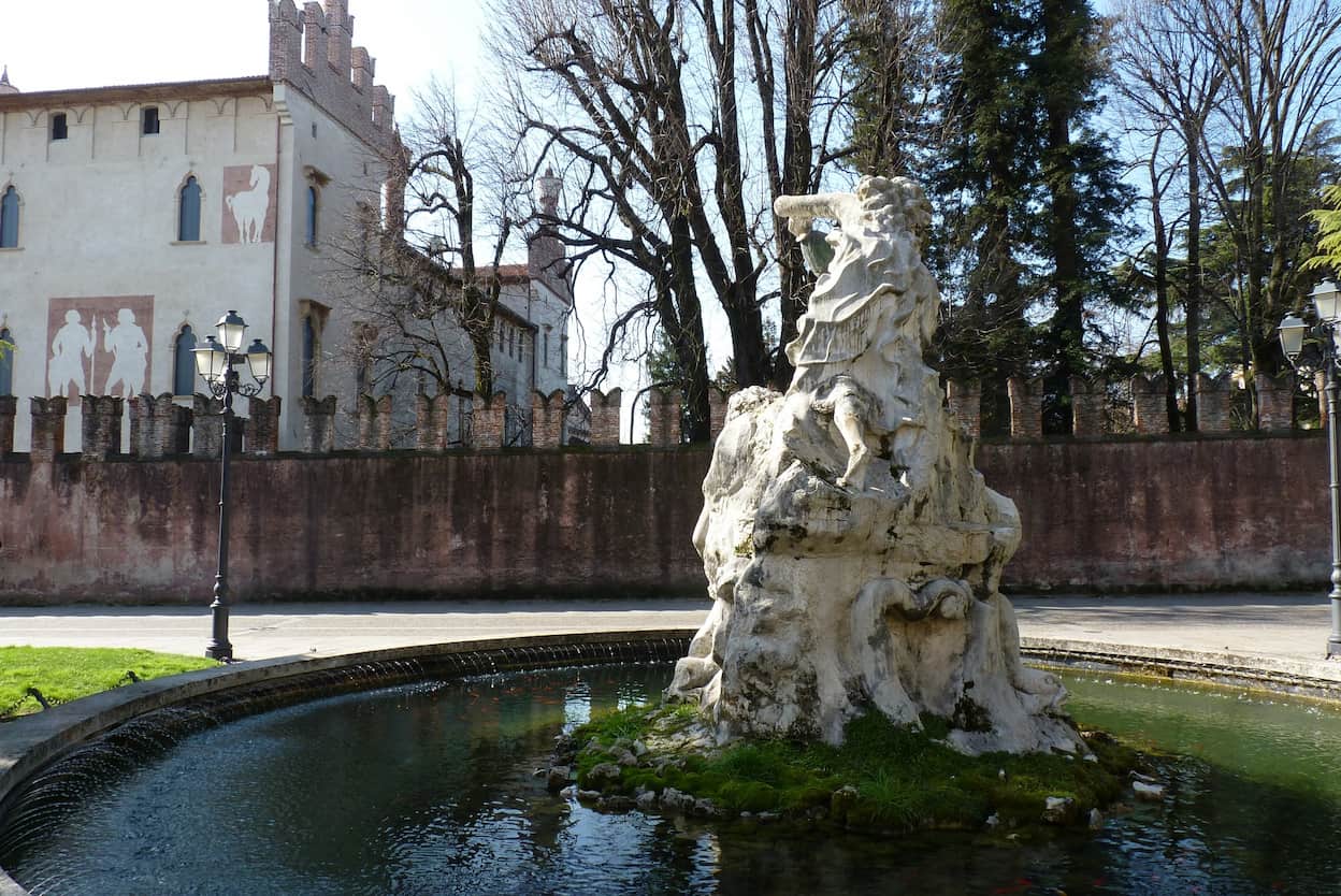 Foto della fontana prima dei lavori di restauro crediti: https://www.cronacheturistiche.it/
