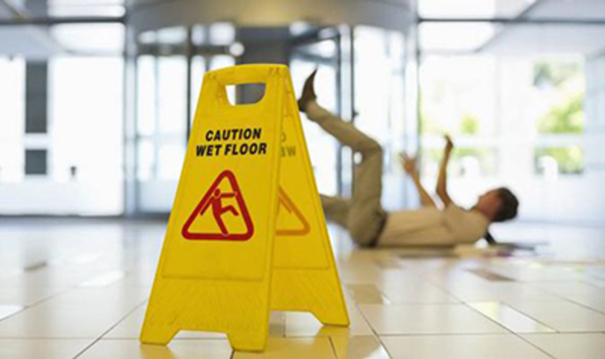Persona scivolata a causa di un pavimento bagnato