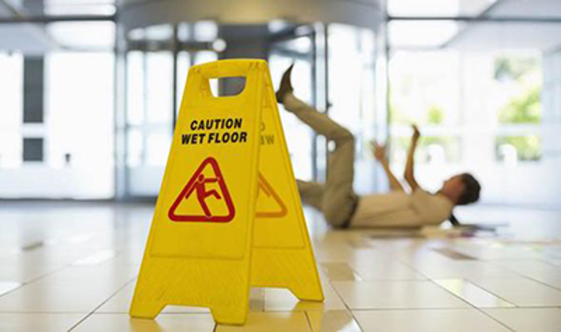 Persona scivolata a causa di un pavimento bagnato