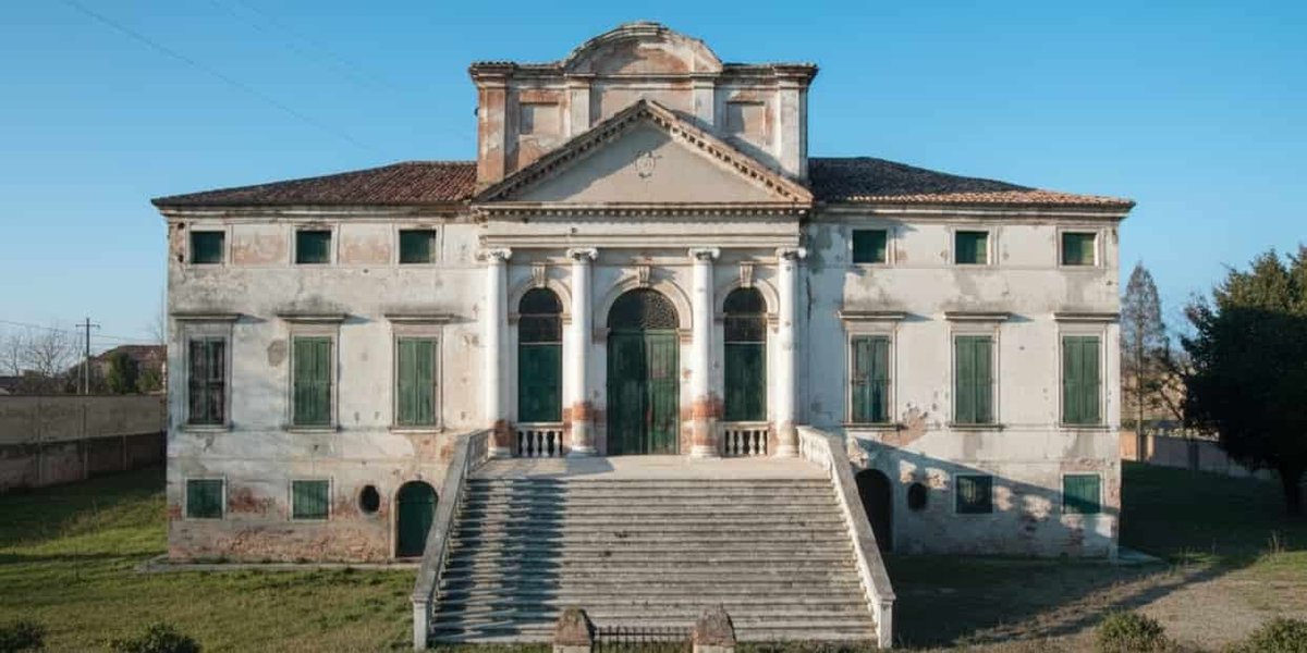 Facciata storica Villa Morosini prima del restauro con nanotecnologie Ector contro silossani