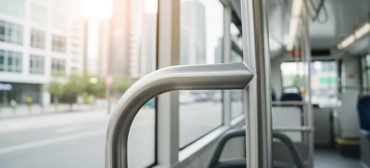 Interno autobus con protezione permanente R21 su corrimano.