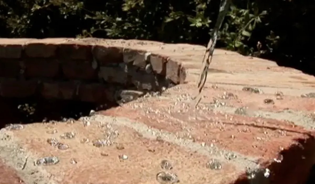 secchiata d'acqua non viene assorbita solo gocce d'acqua scorrono senza venire assorbite, materiale poroso asciutto