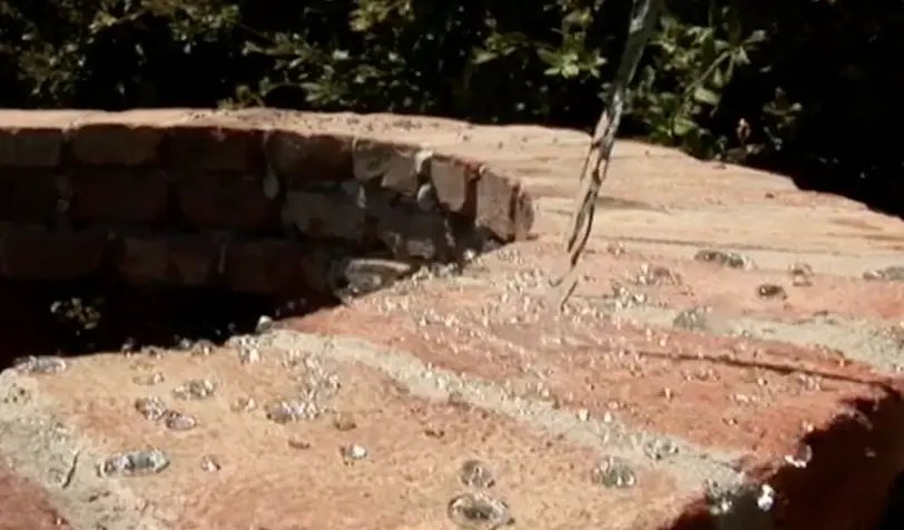 secchiata d'acqua non viene assorbita solo gocce d'acqua scorrono senza venire assorbite, materiale poroso asciutto