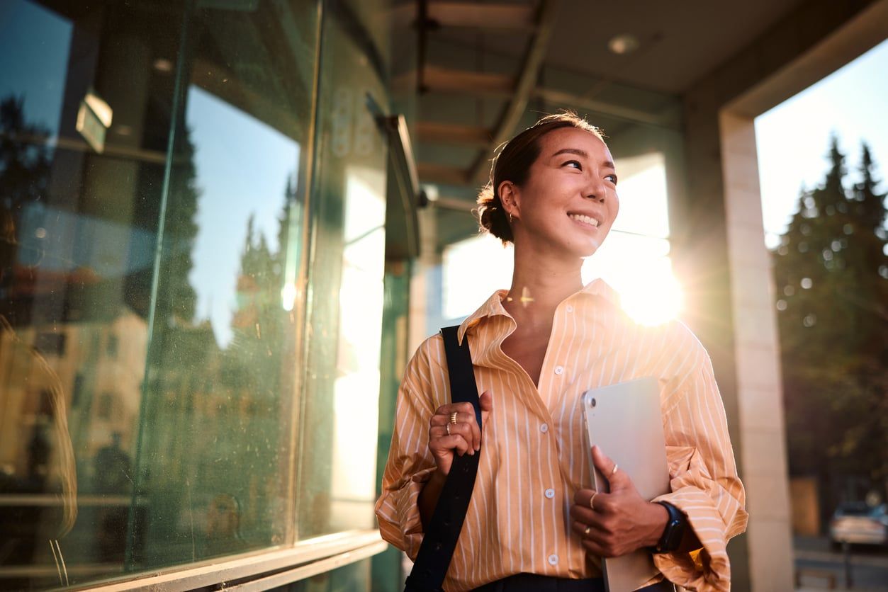 Visa holder leaving work for the day, considering a Form I-539 extension of stay
