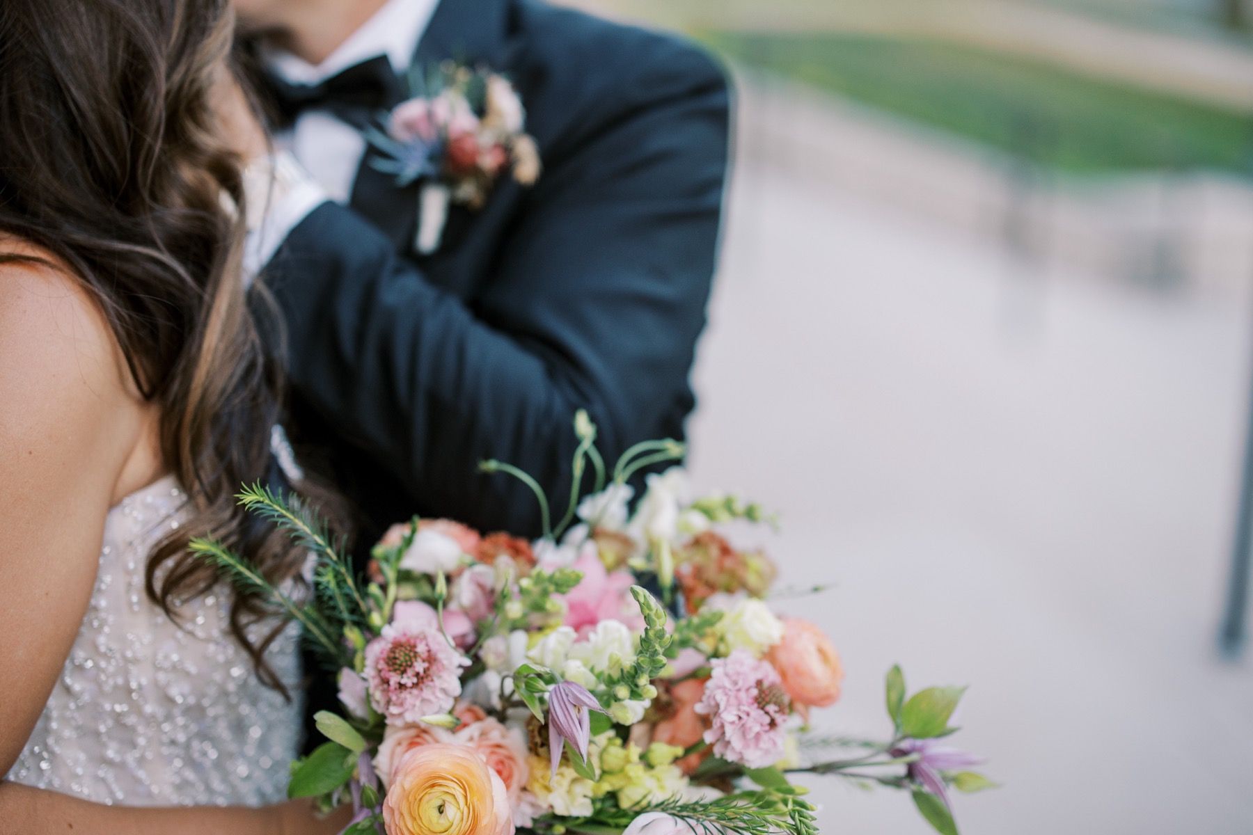 bride and groom at Columbus Museum of Art