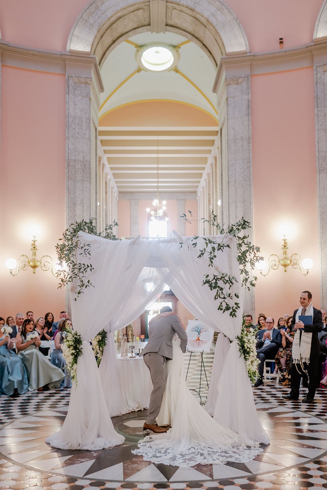 bride and groom kissing at the Ohio Statehouse