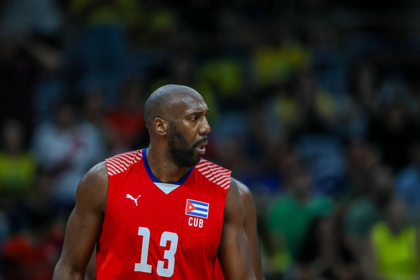 Robertlandy Simón: Volleyball’s Towering Middle Blocker and Global Icon