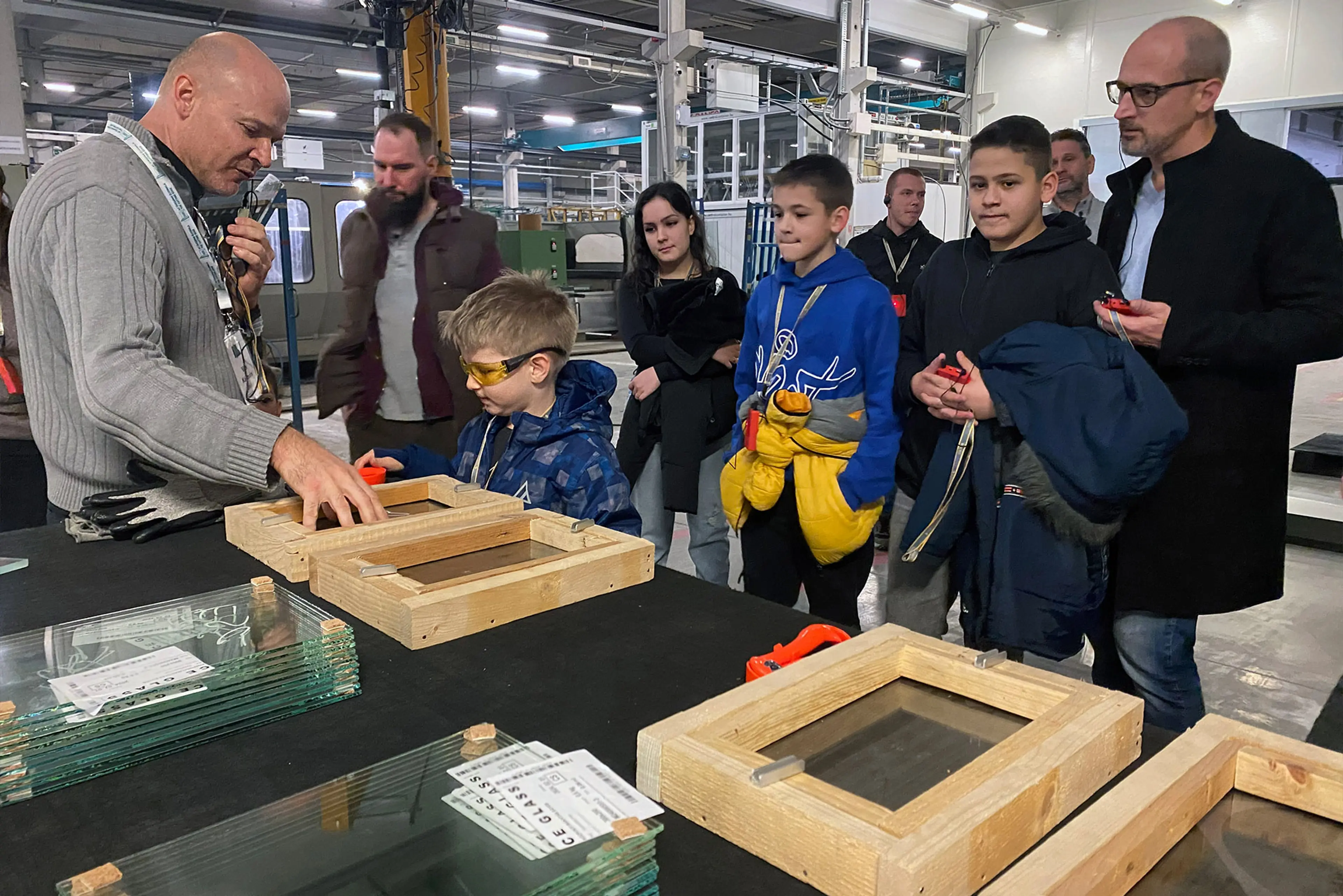 Poseta fabrici fabrici CE Glass za članove porodice