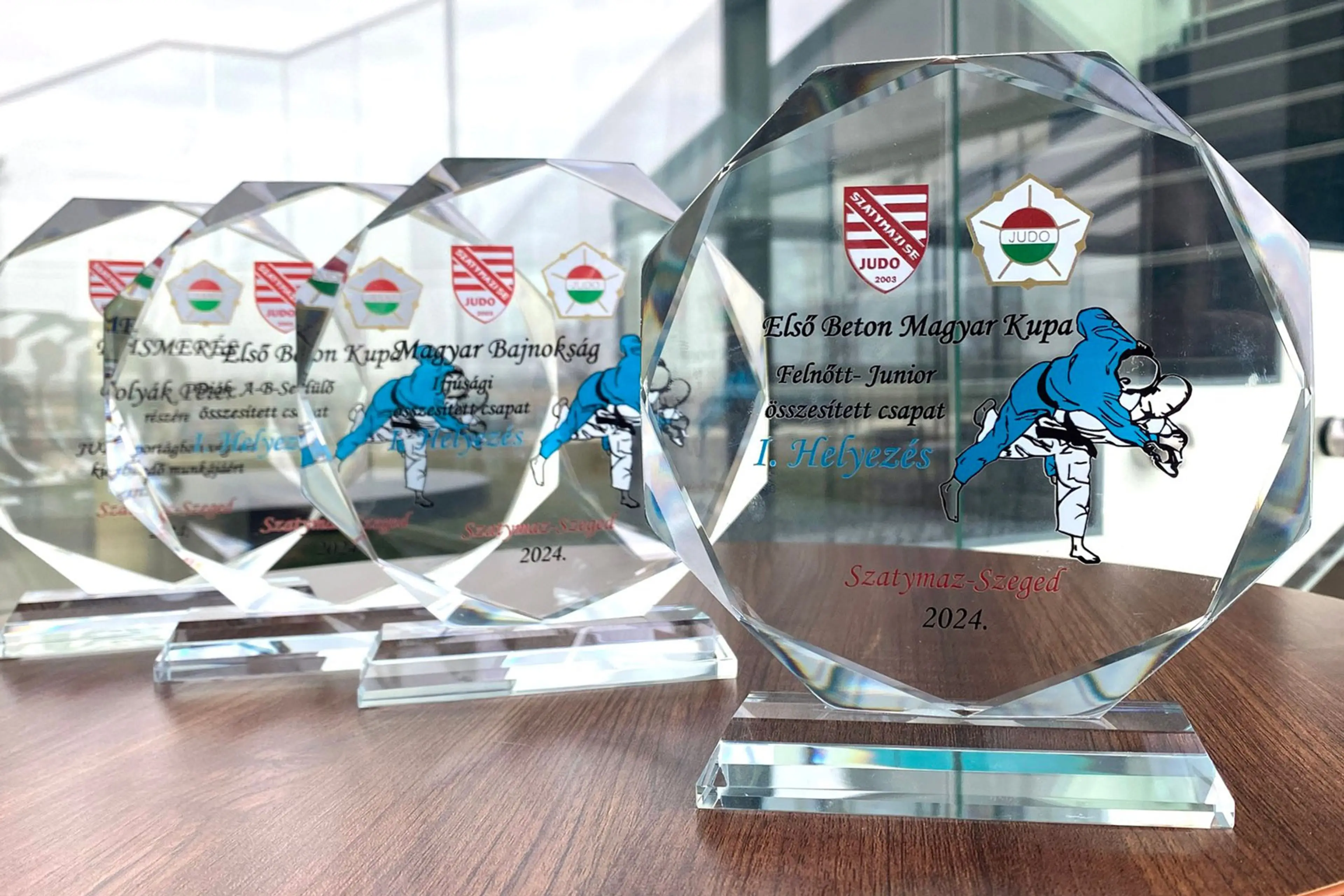 CE Glass glass trophies awarded to athletes