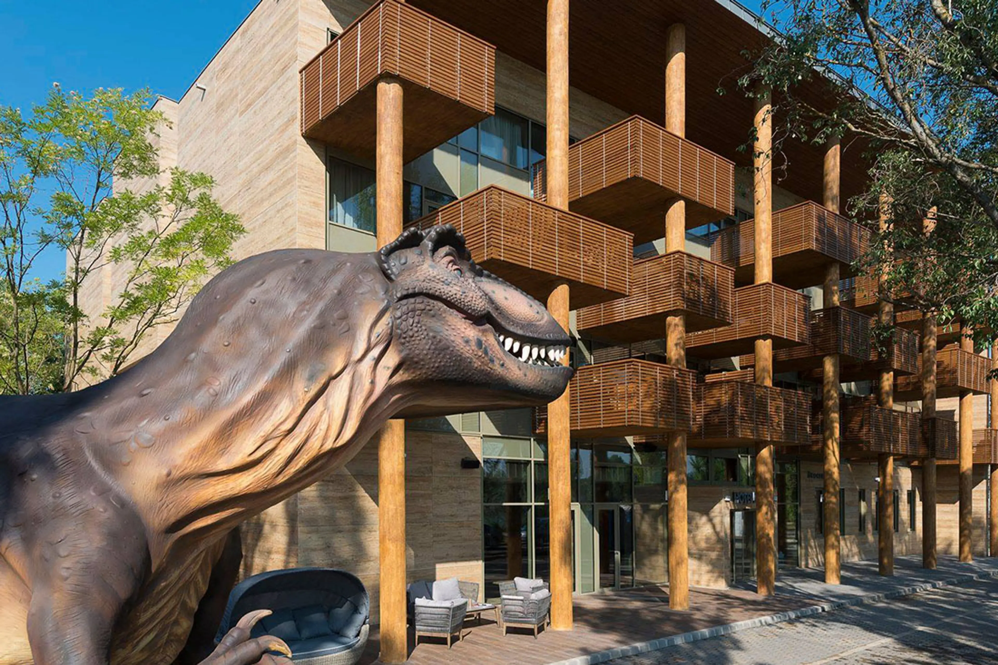 The hotel located next to the Nyíregyháza Zoo is made unique not only by its special room design but also by the 800 m² painted parapet glass with RAL 7034 color code.