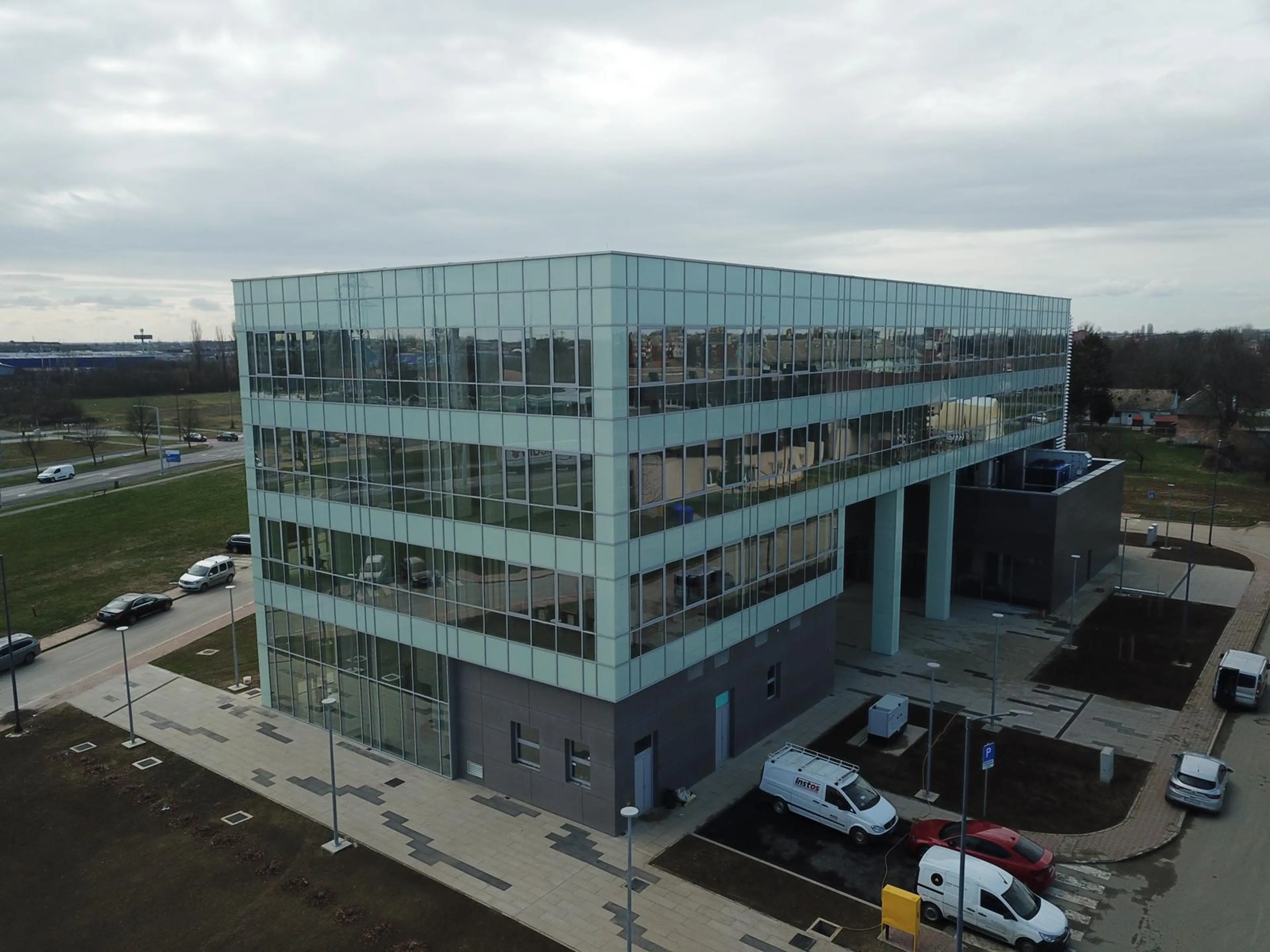 We manufactured 1600 glass panels for the 4000 m² office area, providing a comfortable workplace for more than 200 people.