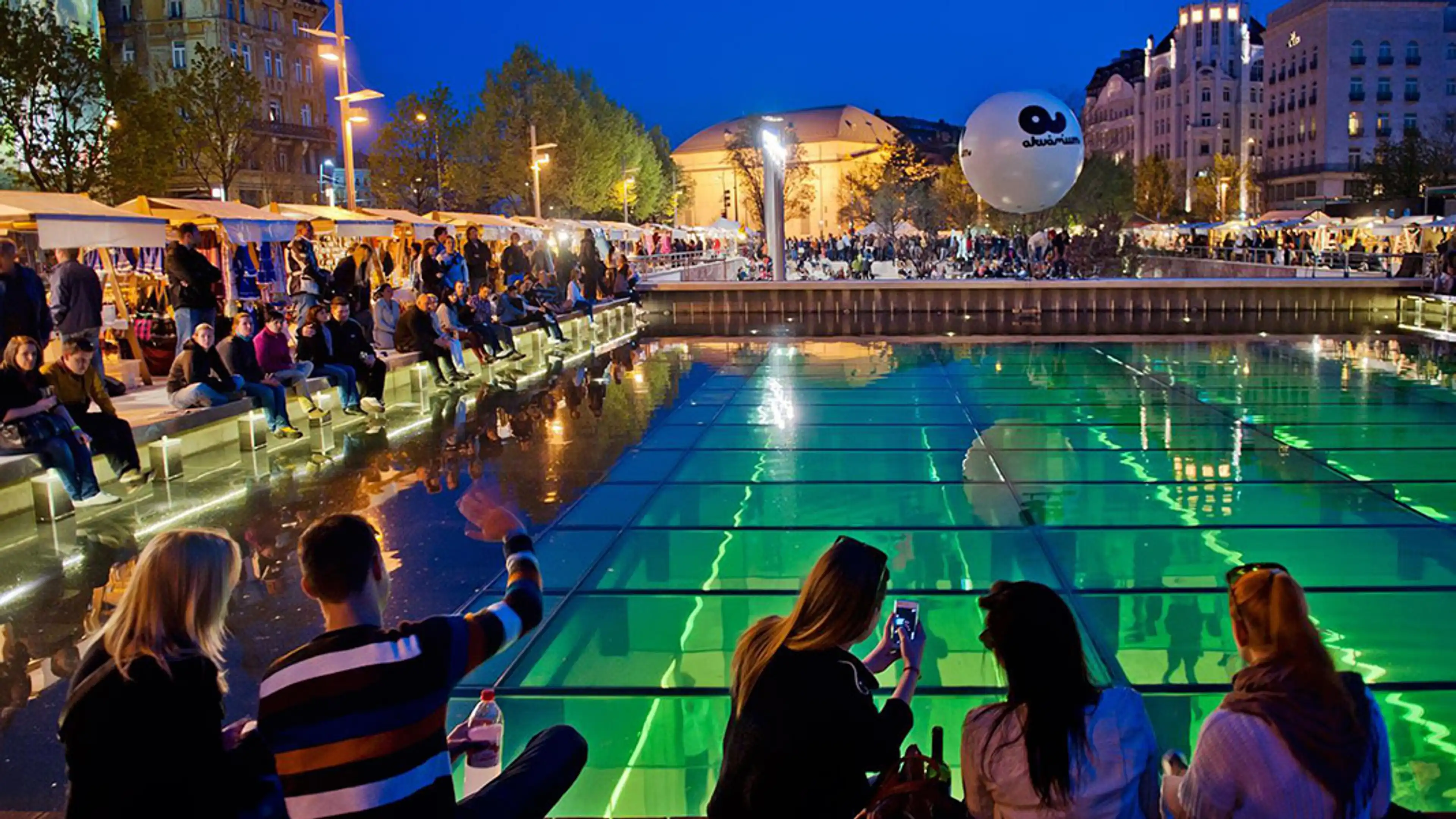 The pool of Budapest Akvárium in the night