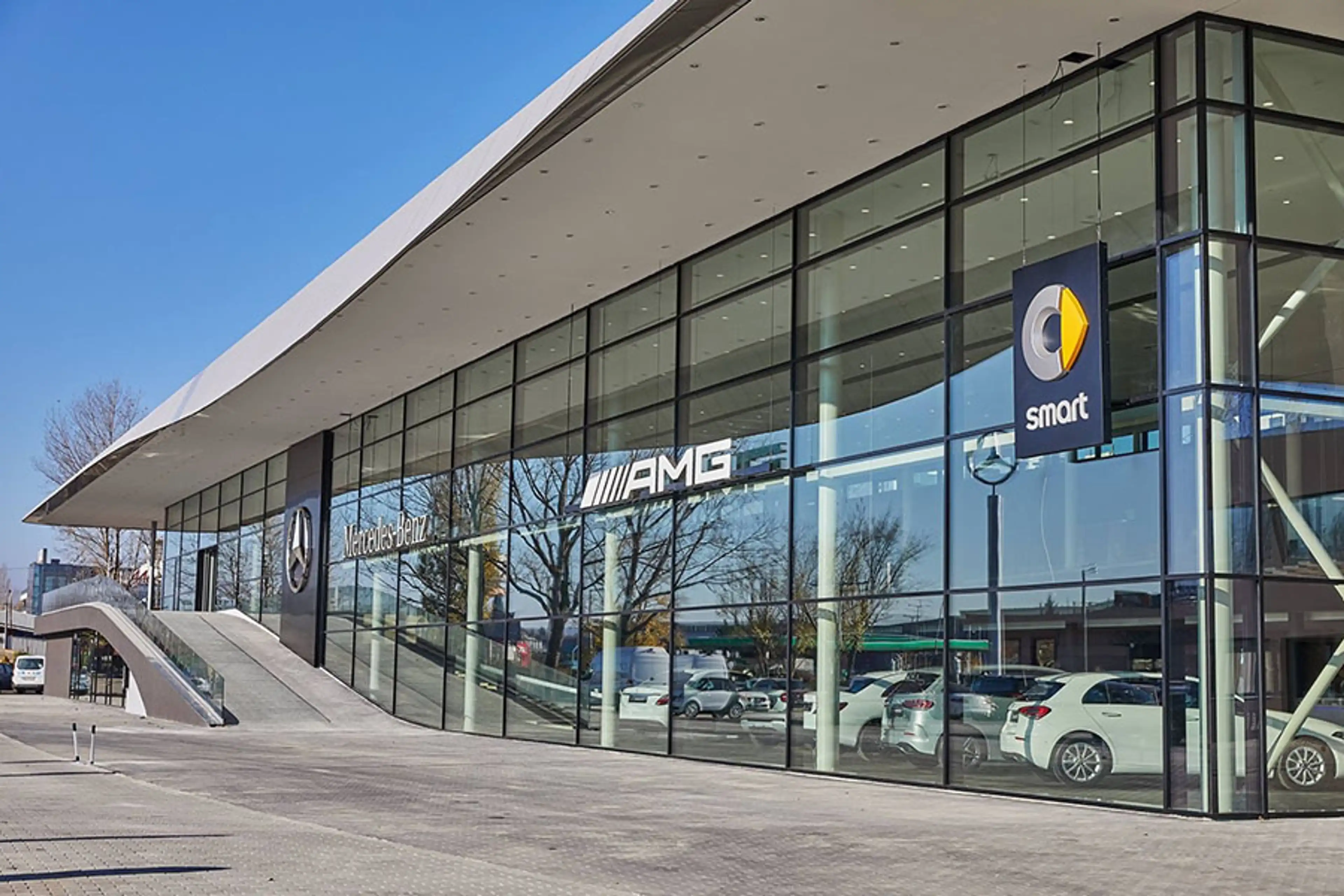 În acest an, 2018, a fost inaugurat unul dintre cele mai moderne showroom-uri Mercedes-Benz din lume în Budaörs, unde am fabricat 1200 m² de sticlă izolantă.