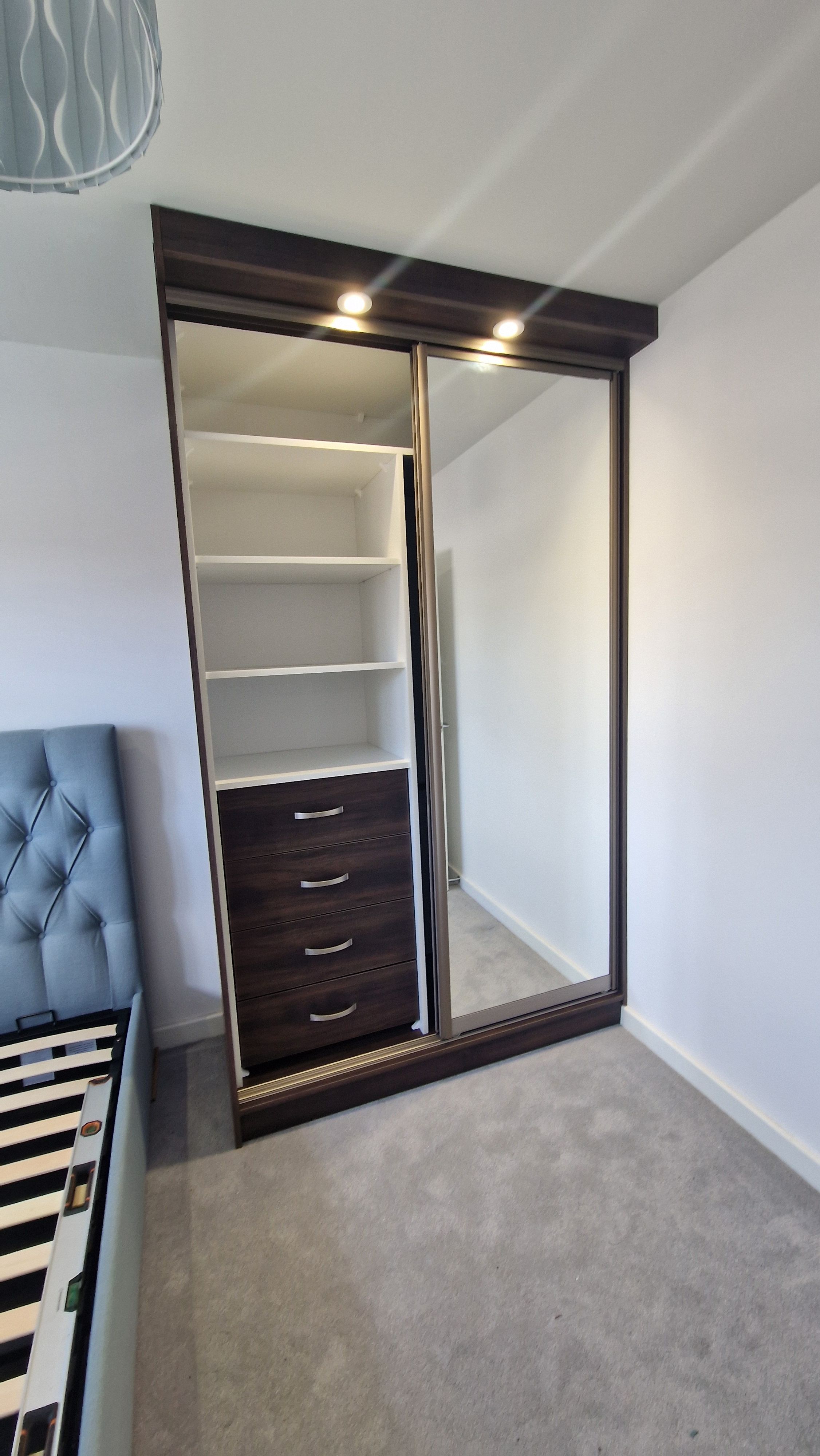 sliding doors Wardrobe with light 