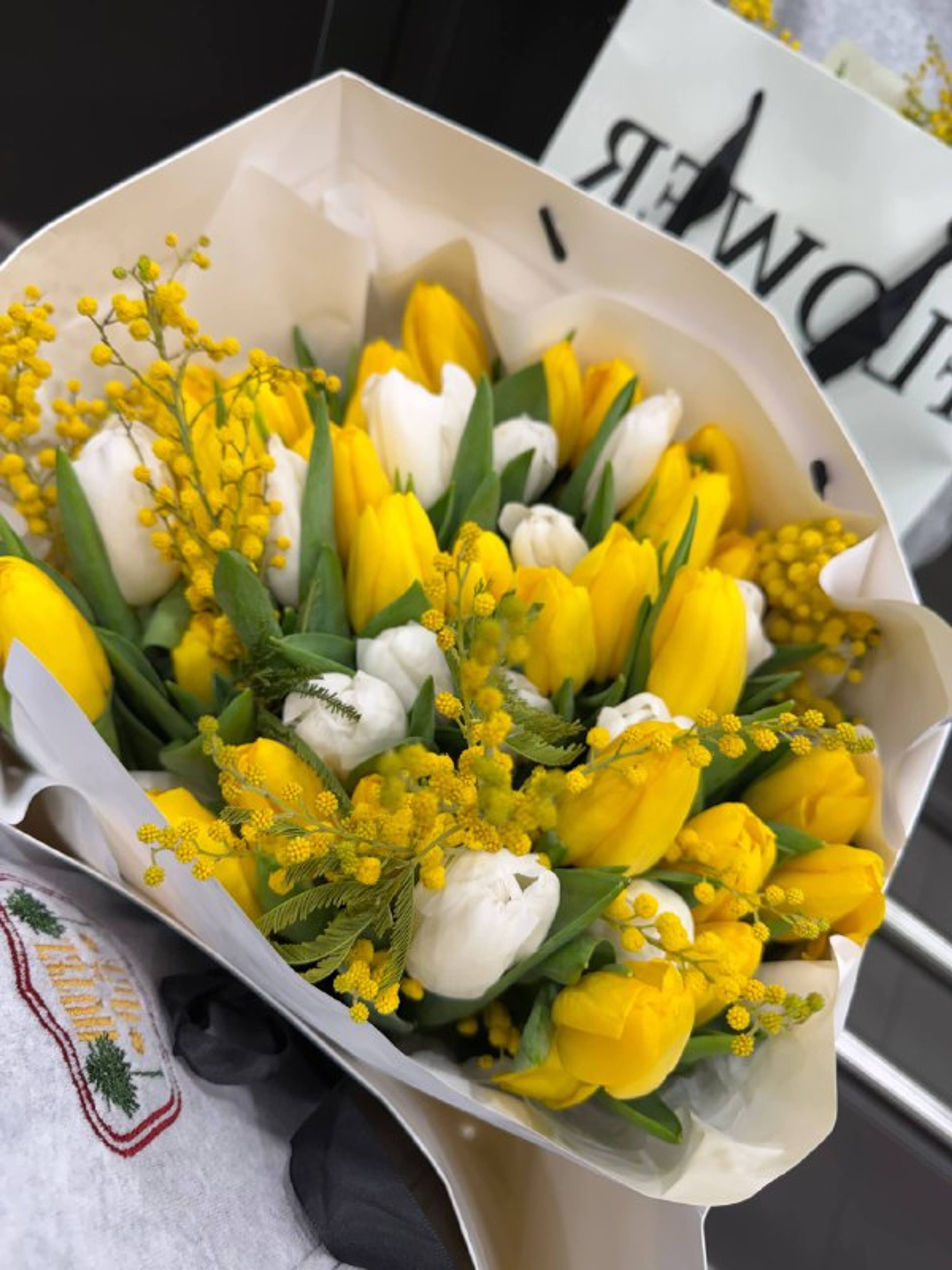Tulipany żółte i białe