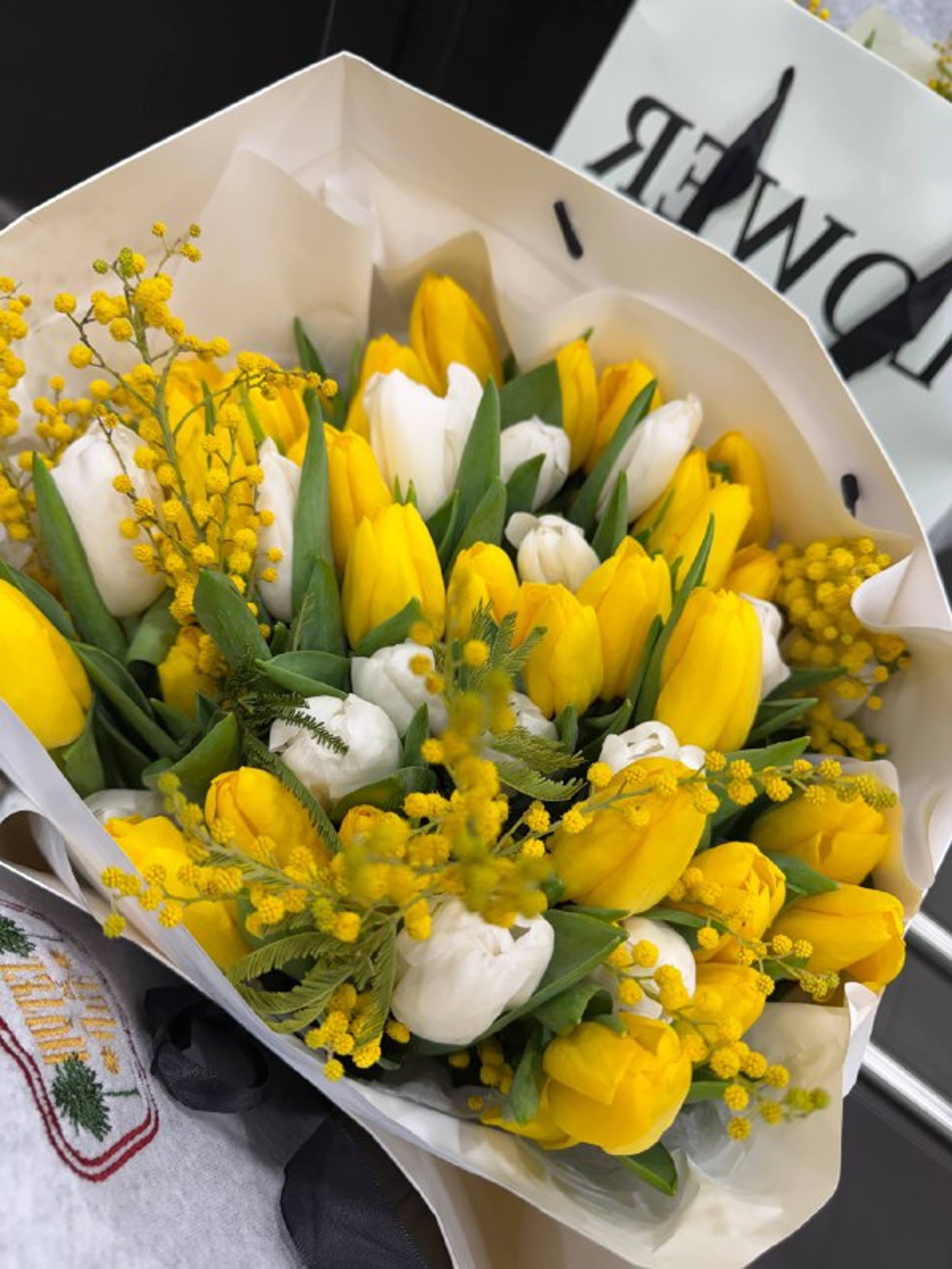 Tulipany żółte i białe