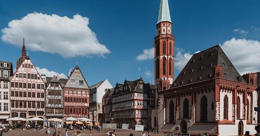 Bestattung in Frankfurt: Was Hinterbliebene jetzt wissen und beachten sollten