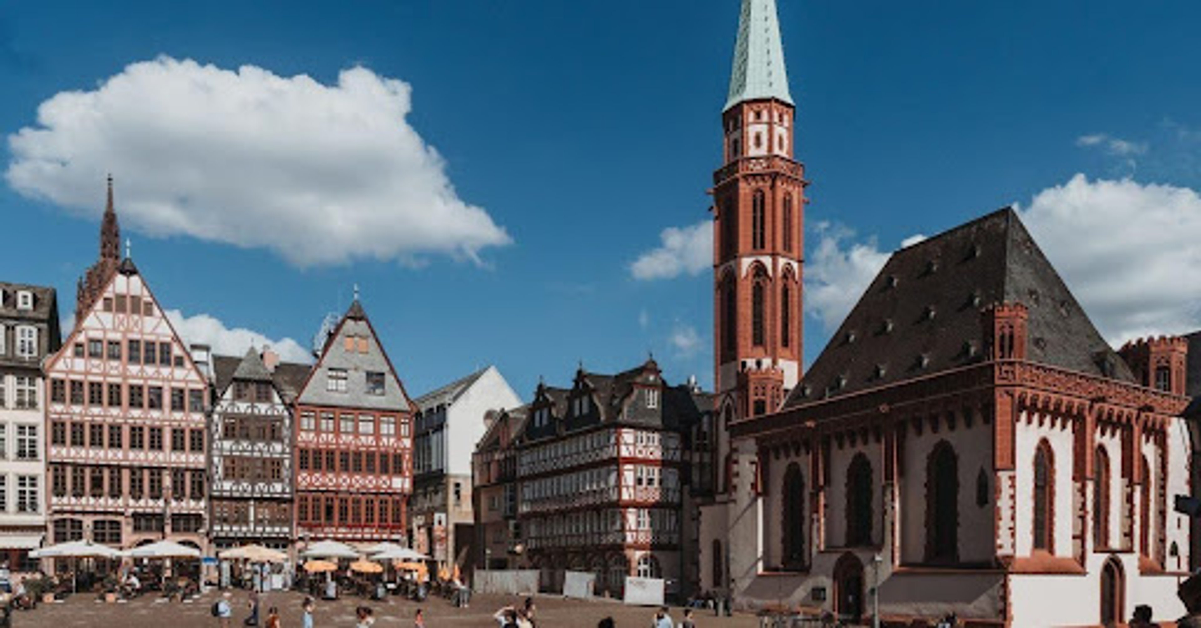 Bestattung in Frankfurt: Was Hinterbliebene jetzt wissen und beachten sollten