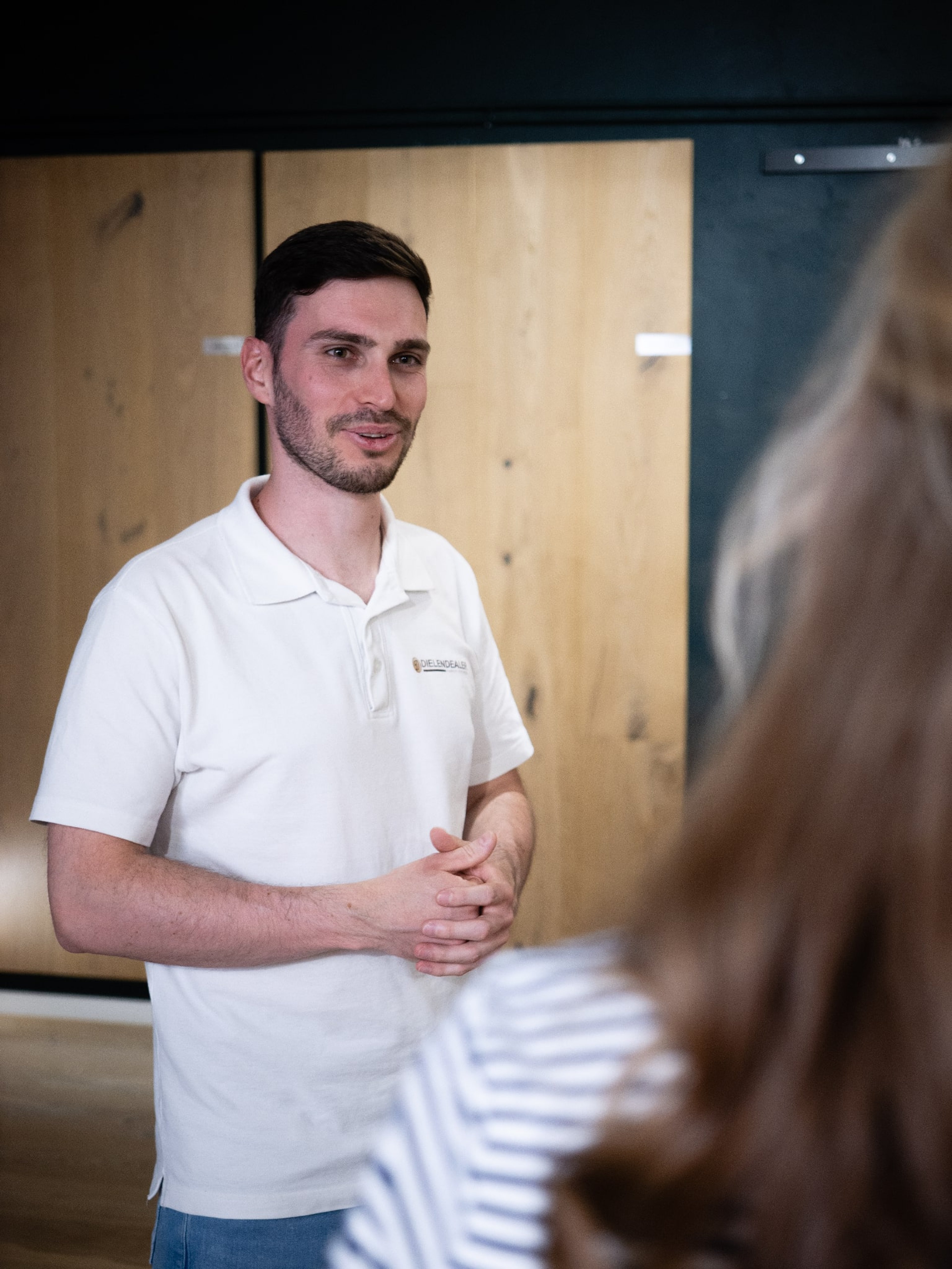 Mit Bodenbelägen erfolgreich – Expertentalk mit Eduard (DielenDealer.de)