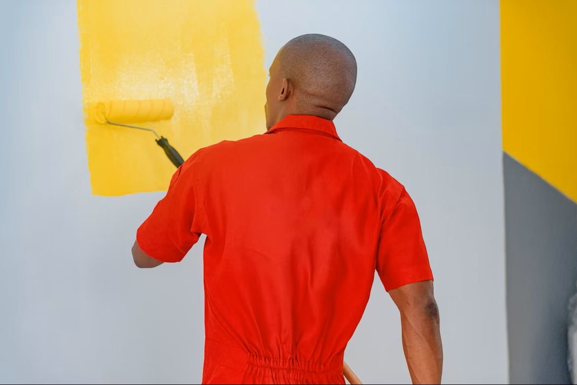 Quadratmeterpreise vs. Pauschalen: Wo verstecken sich Kostenfallen bei Malerarbeiten?