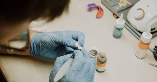 Zahnersatz und Implantat-Prothetik: Worauf Patienten im Chiemgau achten sollten