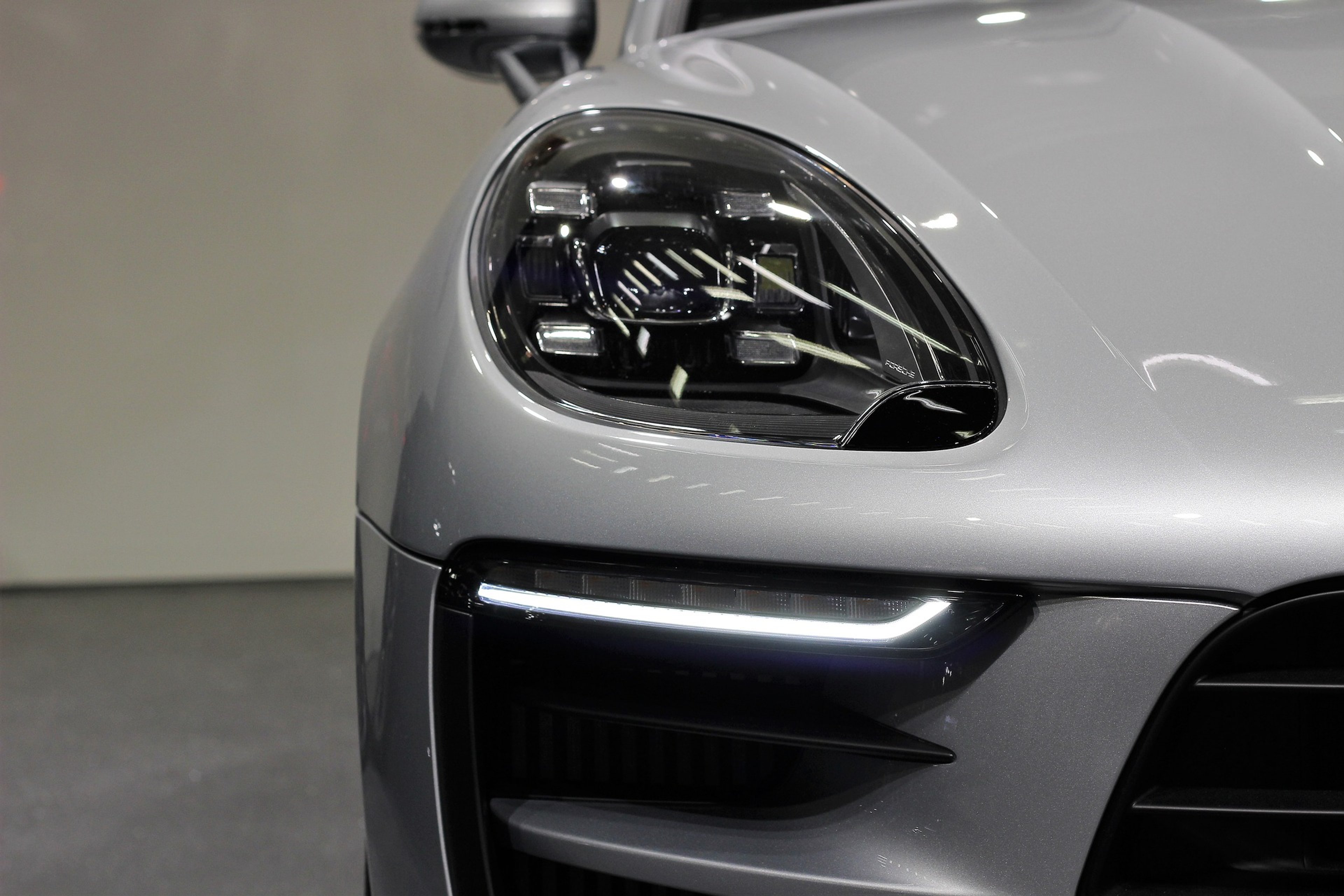 12 O 406/17 - Porsche AG muss Schummeldiesel-Macan zurücknehmen