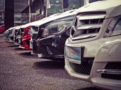 Mietwagen oder Transporter mieten: Worauf Verbraucher bei Kosten und Vertrag achten sollten