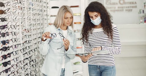 Gleitsichtbrille in Berlin: Worauf Sie bei Beratung, Gläsern und Anpassung wirklich achten sollten