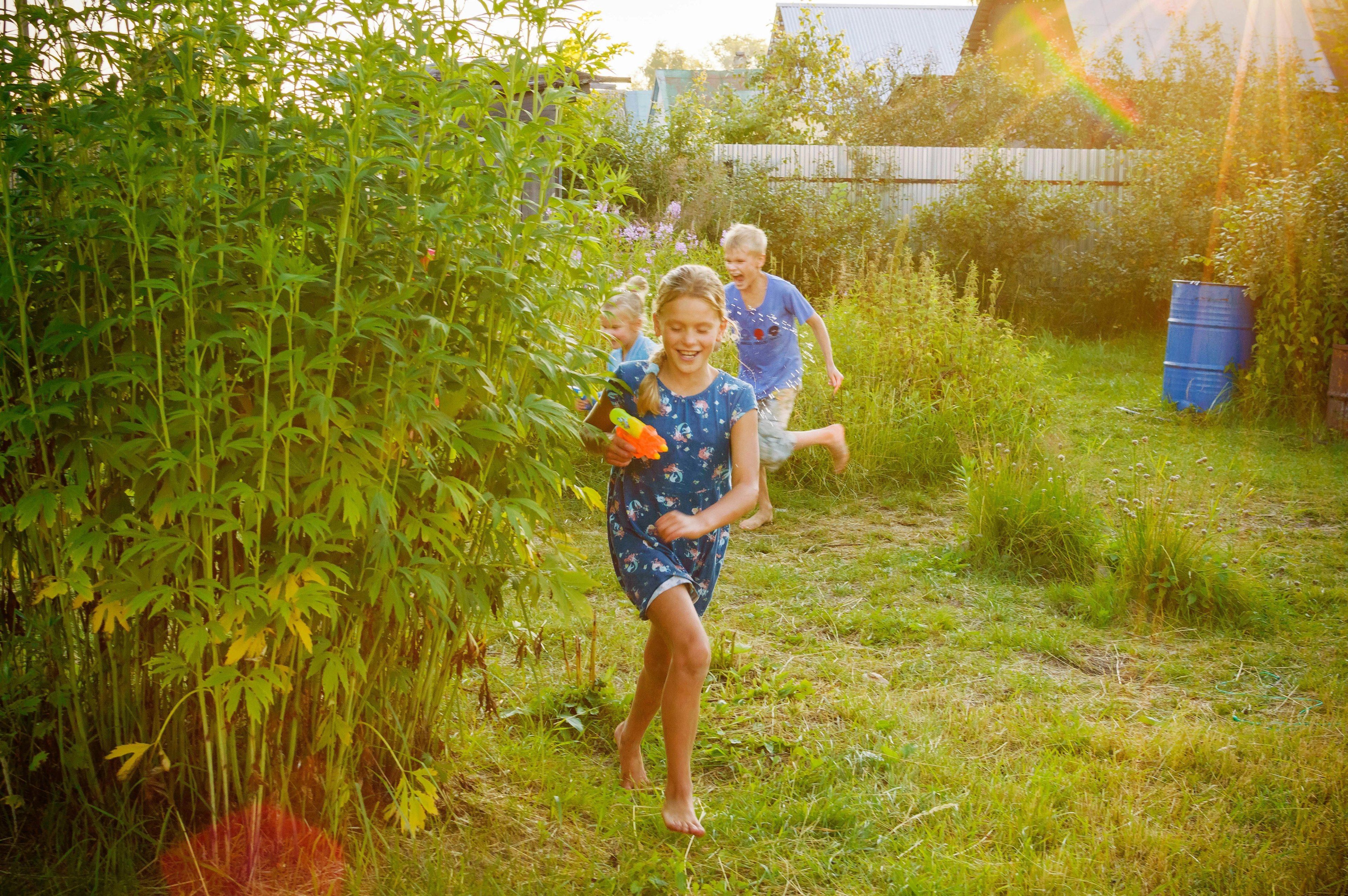 Spielen im Garten – aber sicher: Worauf Eltern achten sollten
