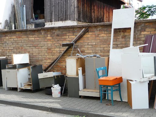 Entrümpelung und Haushaltsauflösung beauftragen: Worauf Verbraucher achten müssen und woran Sie seriöse Anbieter erkennen