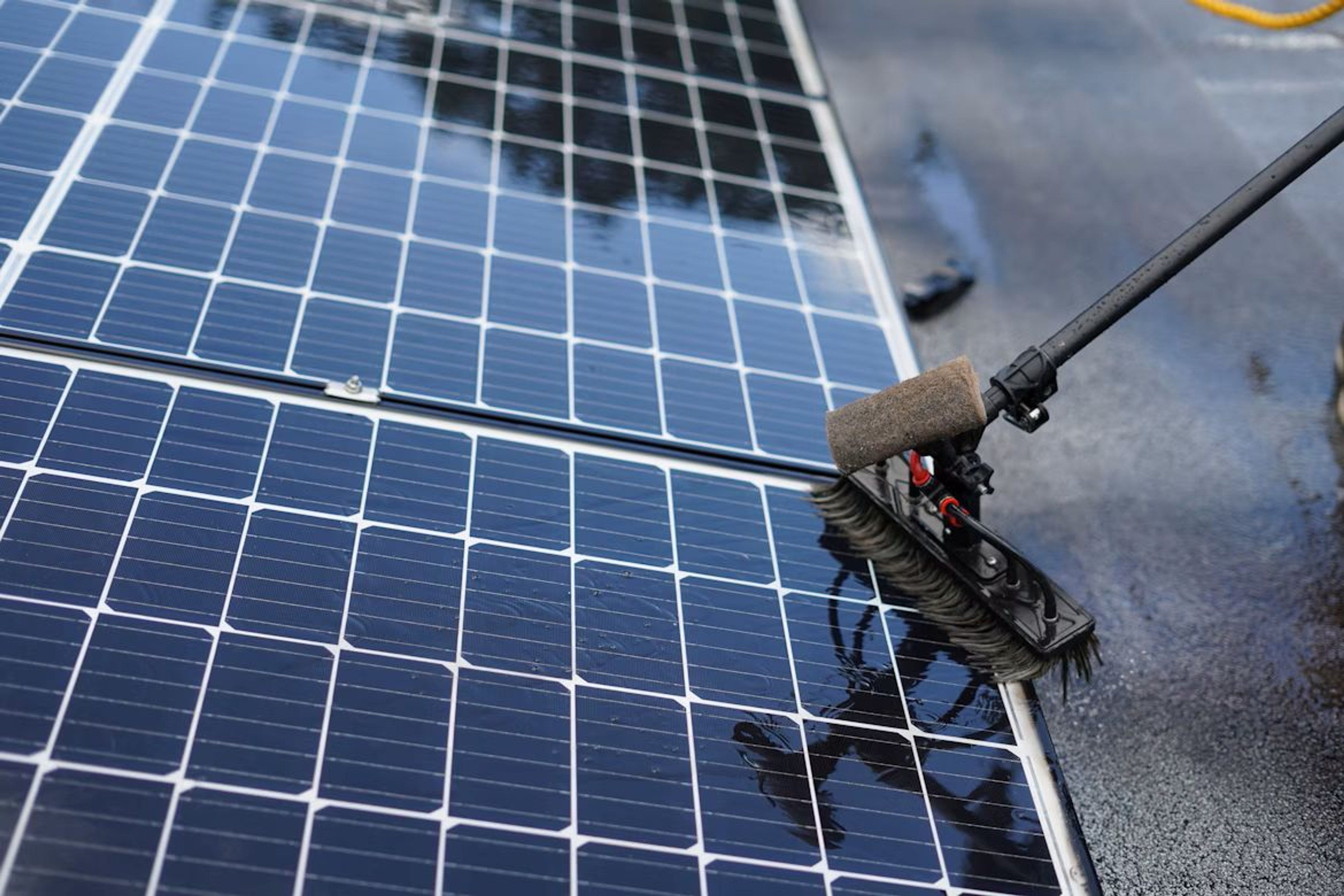 Solarparkreinigung – Hintergründe, Verfahren und Tipps für Betreiber