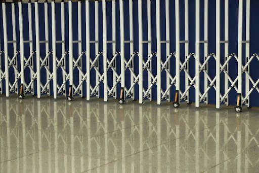 Einfahrtstor bei Platzmangel: Worauf Bauherren bei der Wahl achten sollten