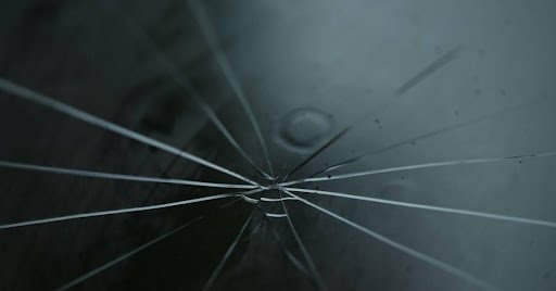 Steinschlag in der Windschutzscheibe: Reparatur, Austausch und Versicherung einordnen