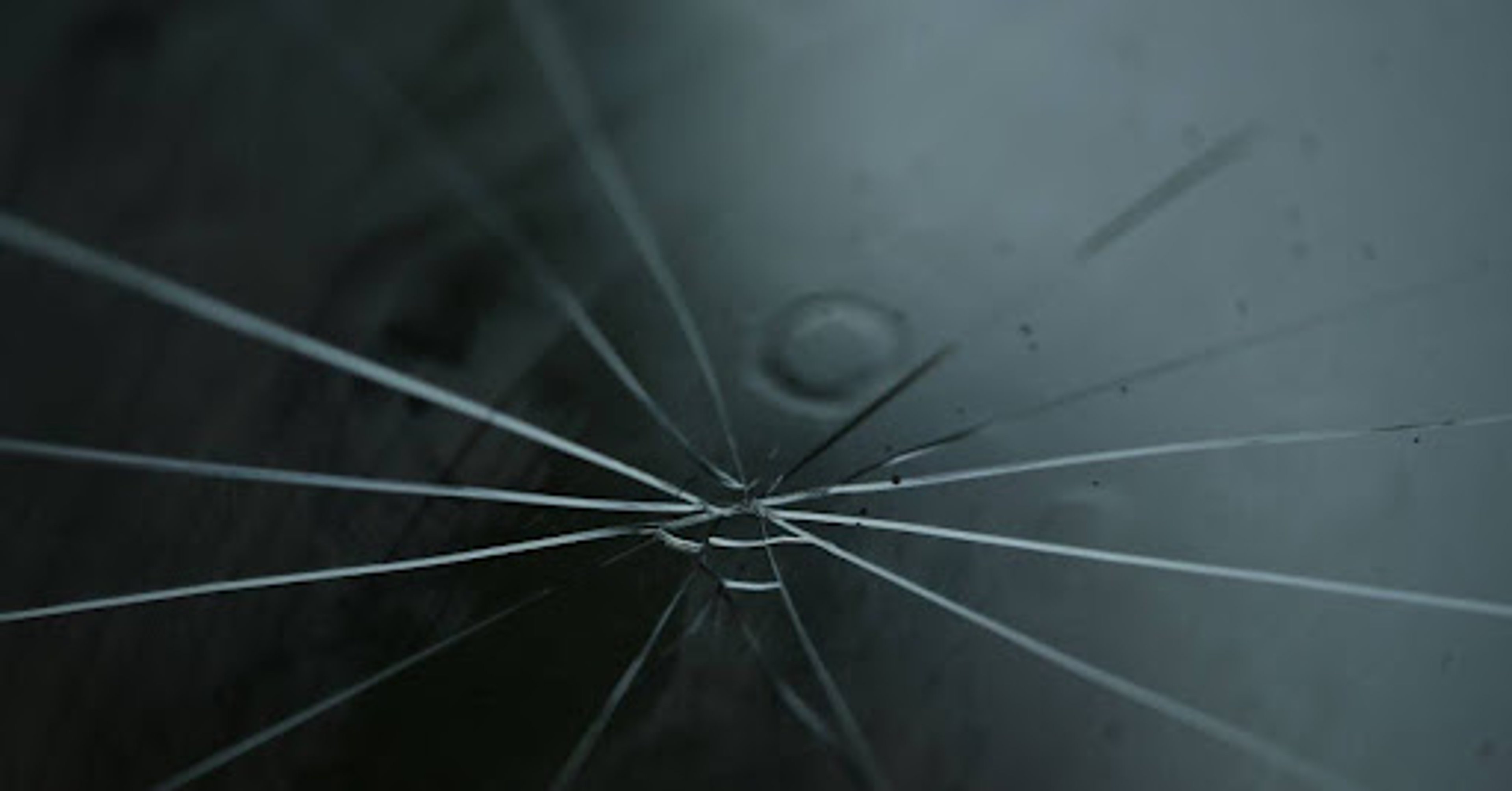 Steinschlag in der Windschutzscheibe: Reparatur, Austausch und Versicherung einordnen